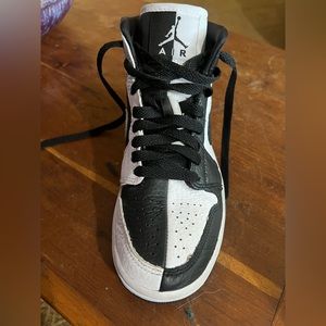 Women’s Air Jordan 1 Mid SE, white/black, size 5